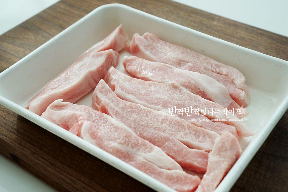고기는 키친타월로 핏물을 제거하여 준비해요.