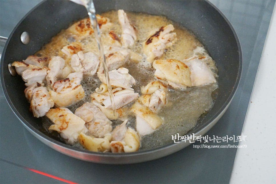 다시마 육수 120ml를 부어준 뒤 양념재료를 넣어줍니다. 물을 넣어도 되지만 육수를 활용하면 조금 더 깊은 맛을 낼 수 있습니다. 채 썬 양파도 같이 넣어주고요. 쯔유 2 큰 술, 진간장 2 큰 술 맛술 2 큰 술, 황설탕 1 작은 술을 넣어줍니다. 가쓰오부시를 넣은 간장 육수를 따로 낼 필요 없이 쯔유를 더해주면 일본식덮밥 맛을 내기에 보다 간편하고 맛있게 요리할 수 있어요. 종류에 따라 농축 정도가 다르므로 간에 따라 양을 조절해 넣어주세요. 계란물을 풀어줄 것이라 약간 간간하면서 달짝지근하면 됩니다. 재료가 어우러지도록 섞어줍니다.