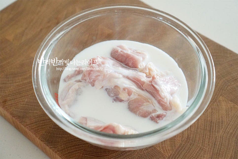 쫄깃하고 고소한 닭다리살을 준비했어요. 닭가슴살, 안심 등의 살코기 부위로 요리해도 좋습니다. 닭고기는 우유 1/2컵을 부어 10분 정도 담가줍니다. 잡내를 잡아주고 육질을 부드럽게 해주는 과정이랍니다. 10분 뒤 찬물에 헹구어 물기를 제거해 줍니다. 양파는 채를 썰어주고, 고명으로 올려줄 쪽파는 송송 썰어줍니다. 대파나 실파로 대체 가능하며 잘게 잘라주면 됩니다. 달걀은 크기에 따라 2~3개를 곱게 풀어줍니다. 부드러운 식감을 위해 곱게 풀어주세요.