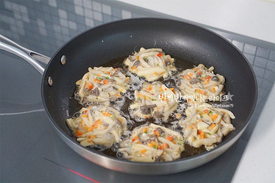 달군 팬에 식용유 넉넉하게 두르고 버섯전 반죽을 동그랗게 올려줍니다. 한입에 집어먹기 좋게 둥글게 모양을 내어주었습니다. 고소하고 바삭하게 구울 수 있도록 전을 구울 땐 식용유를 조금 넉넉히 둘러주었어요. 한쪽 면이 익으면 뒤집어 구워줍니다. 한번 데친 것이기 때문에 겉이 색이 나면서 바삭하게 구워주면 되어요. 구워서 뜨거울 때 바로 먹음 쫄깃하고 고소한 맛이 별미에요. 색색의 야채를 다져 넣으면 먹음직스럽기도 하고요. 고기를 먹는 것 같은 식감이 느껴지면서 고소한 계란전의 맛에 손이 가는데요. 반죽을 두텁지 않게 만들어 속 재료의 맛을 제대로 느낄 수 있어 맛나요. 영상도 같이 담았어요. 느타리버섯은 데쳐서 손질한 뒤 반죽에 버무려 구워주면 든든한 버섯전을 맛볼 수 있어요. 간단하고 맛있는 레시피라 온 가족이 다함께 먹기도 좋답니다. 느타리버섯전 만드는법 식감을 살려 고소하고 맛있게 요리해드세요^^ 끄읕 !