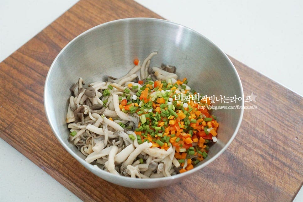 넉넉한 크기의 볼에 모두 담아줍니다. 전반죽에 섞어 구워줄 것이에요. 부침가루 3 큰 술, 계란 2개 참치액 1 작은 술을 넣어줍니다. 부침가루 대신 밀가루도 좋으며 농도에 따라 계란을 조절해 넣어도 좋습니다. 참치액을 약간 넣고 감칠맛을 살려주고요. 한데 어우러질 수 있도록 버무려줍니다.