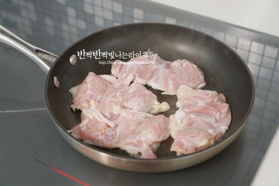 닭의 고소한 맛을 살려주기 위해 노릇하게 구워준 뒤 나머지 재료들과 끓여줄 것이에요. 달군 팬에 닭을 올린 뒤 구워줍니다. 재료에서 기름이 나오도록 따로 기름을 두르지 않고 껍질 부분을 먼저 구워주었습니다. 담백한 살코기라면 식용유를 약간 둘러준 뒤 구워주어야 눌어붙지 않습니다. 소금, 후추 약간과 생강술(청주) 1/2 큰 술을 골고루 뿌려 구워줍니다. 앞뒤로 구움색이 나게 구워주면 고소한 풍미를 풍부하게 더해줄 수 있어요. 양쪽이 모두 노릇하게 익으면 한 입 크기로 잘라줍니다 가위를 사용하면 간편합니다.