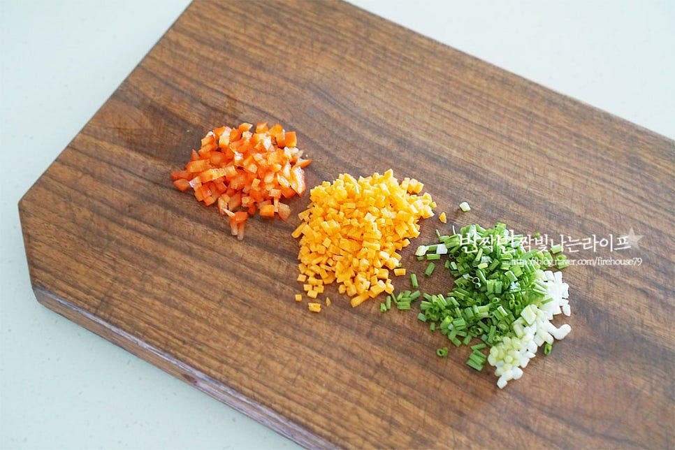 곁들이는 야채는 조금씩 넣어주면 되어 자투리 채소를 활용하면 좋습니다. 파프리카, 당근, 쪽파는 재료와 어우러질 수 있도록 잘게 썰어주어요.