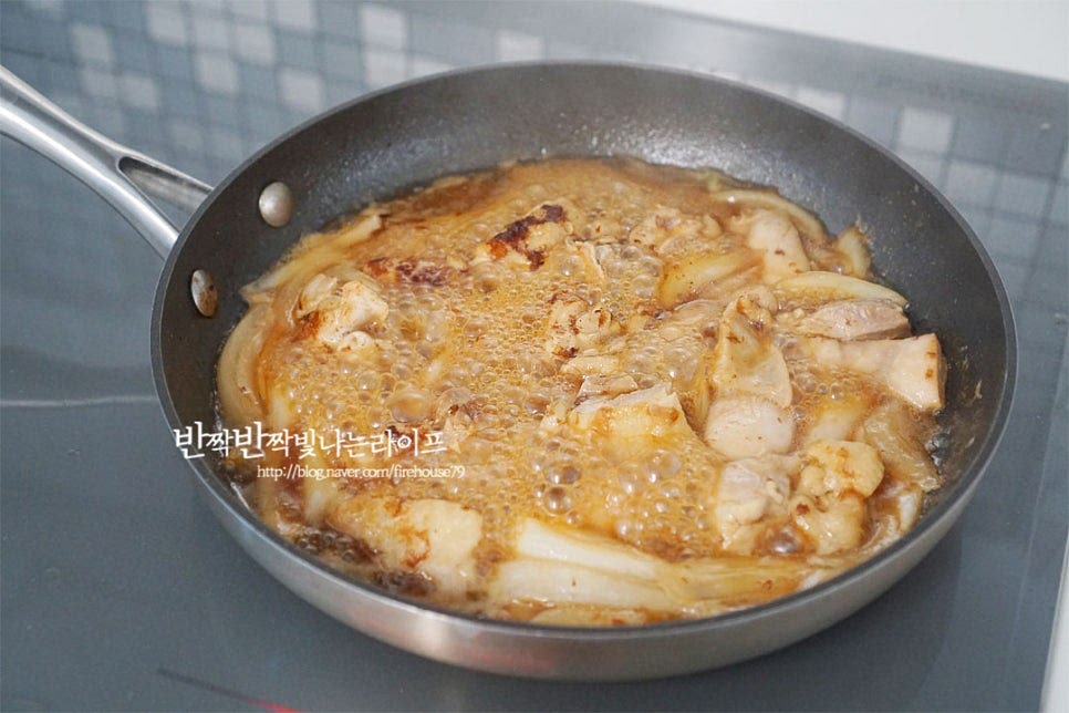 맛술의 알코올이 날아가면서 닭고기에 간이 스며들 수 있도록 중간 센 불로 한소끔 끓여줍니다. 약간 졸아들면서 간이 배면 끓는 상태에서 계란물을 둘러줍니다. 자작하게 국물이 어느 정도 있는 상태에서 넣어야 촉촉하고 부들부들하게 만들 수 있어요. 오야코동은 계란이 모두 익지 않은 상태로 2/3 정도 보드랍게 익힌 뒤 밥에 곁들여줍니다.