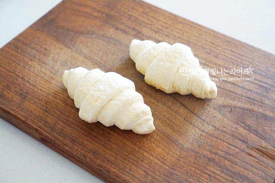 냉동 크로와상 생지를 준비했어요. 냉동실에 넣어두고 먹고 싶을 때 요리하여 먹을 수 있어 늘 사다두는 편이에요. 커피 한 잔에 곁들여도 좋고 든든한 간식으로 먹기도 좋아요. 냉동실에서 꺼내어 5~10분 정도 실온에 두었습니다. 곁들일 토핑은 바닐라 아이스크림과 브라운치즈, 딸기 준비했어요. 앞서 말한대로 토핑은 기호에 따라 다양하게 곁들여 주시면 됩니다. 브라운 치즈는 보이는 것처럼 갈색빛이 도는 치즈로 짭조름하면서도 카라멜향이 은은한 게 색다르게 어우러져 크로플과 잘 어울려요.