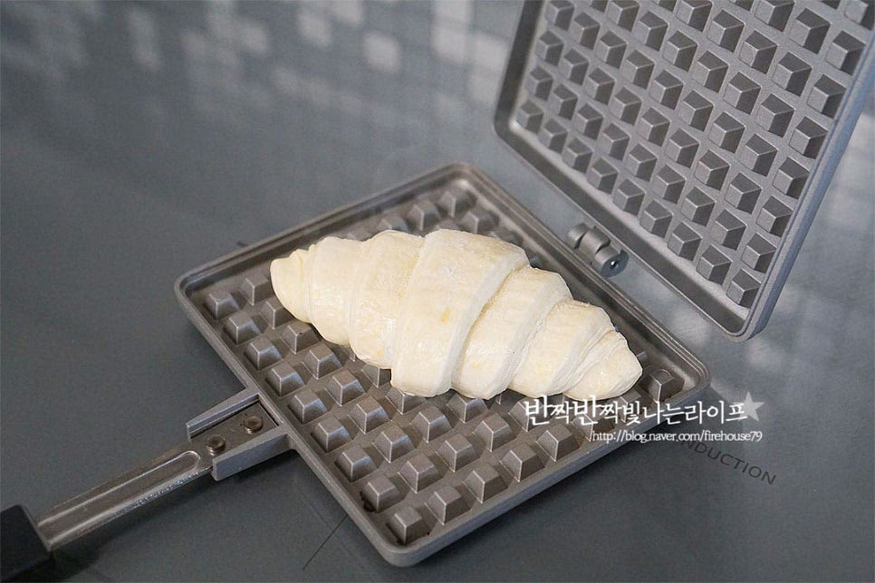 와플팬이나 기계로 눌러서 구워주시면 되는데요. 저는 와플팬으로 구워주었습니다. 먼저 와플팬은 1분 정도 중약 불로 예열하여 준 뒤 생지를 올려줍니다. 앞뒤로 뒤집어가며 구워줍니다. 버터 함량이 높은 빵이라 열이 가해져 구워지면서 자연스럽게 버터가 나와 겉이 바삭바삭 구워진답니다~ 팬이나 화력에 따라 차이가 있지만 대략 4~6분 사이 정도면 고르게 구워져요. 중간중간 열어서 확인하여 불 조절을 하여 주시고, 잘 익은 것은 부풀어 오르니 참고하여 구워주세요. 와플팬 모양으로 맛있게 구워졌어요. 고소한 풍미가 진해서 바로 구워서 그대로 먹어도 정말 맛이 좋습니다.
