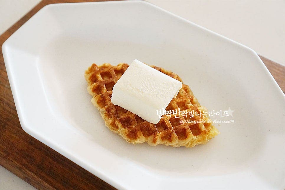 더 특별하게 즐기는 크로와상 생지 요리 아이스크림을 올려줍니다. 스쿱으로 동그랗게 올려도 좋고, 저와 같이 네모난 아이스크림 올려주셔도 좋아요. 기본 바닐라로 준비했는데 맛은 다양하게 곁들여 주셔도 되어요. 가장 기본 바닐라 조합은 정말 잘 어울리니 꼭 드셔보세요^^ 그 위로 브라운치즈를 갈아 올려줍니다. 듬뿍 올려주었어요. 색감이 정말 먹음직스럽죠~ 한창 달콤한 딸기도 같이 곁들여 주니 여느 유명 카페 못지않게 정말 먹음직스럽게 완성했어요. 영상도 같이 담았어요. 차갑고 달콤한 맛에 카라멜향이 짭조름하게 어우러지고 겉바속촉의 고소한 풍미 가득 브라운치즈 크로플 세 가지를 동시에 즐기는 맛은 언제 먹어도 행복이에요~ 크로플 만들기 맛있게 만들어 드세요^^ 끄읕 !