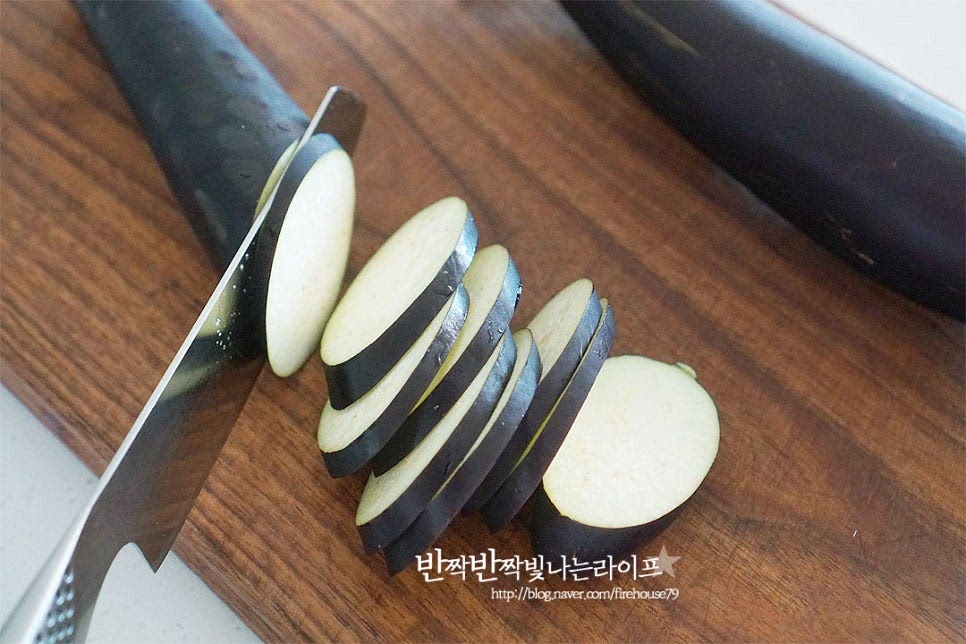 깨끗하게 씻어 물기를 제거한 뒤 어슷하게 썰어줍니다. 물컹하지 않으면서 바사삭 촉촉한 식감을 위해 얇지도 두껍지도 않은 0.5~0.7cm로 일정하게 썰어줍니다.