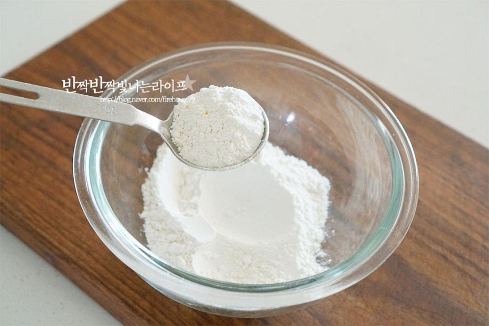 가지전 부침가루, 튀김가루 넣고 전반죽을 만들어 줍니다. 기본적인 전 레시피로 달걀물 입힌 조합도 맛이 좋지만 겉을 노릇하게 구워주기 위해 두 종류를 섞어 만들었어요. 부침 3 큰 술, 튀김 5 큰 술 넣어줍니다. 소금 간이 되어있고 양념장과 먹을 것이라 간은 추가하지 않았어요. 차가운 물을 부어 농도를 맞추어줍니다. 온도를 차갑게 하고, 뜨거운 기름에 구워주어야 먹는 내내 식감이 좋아요. 되직하지 않게 젓가락으로 떨어뜨려보았을 때 묽은 듯 부드럽게 떨어지면 됩니다.