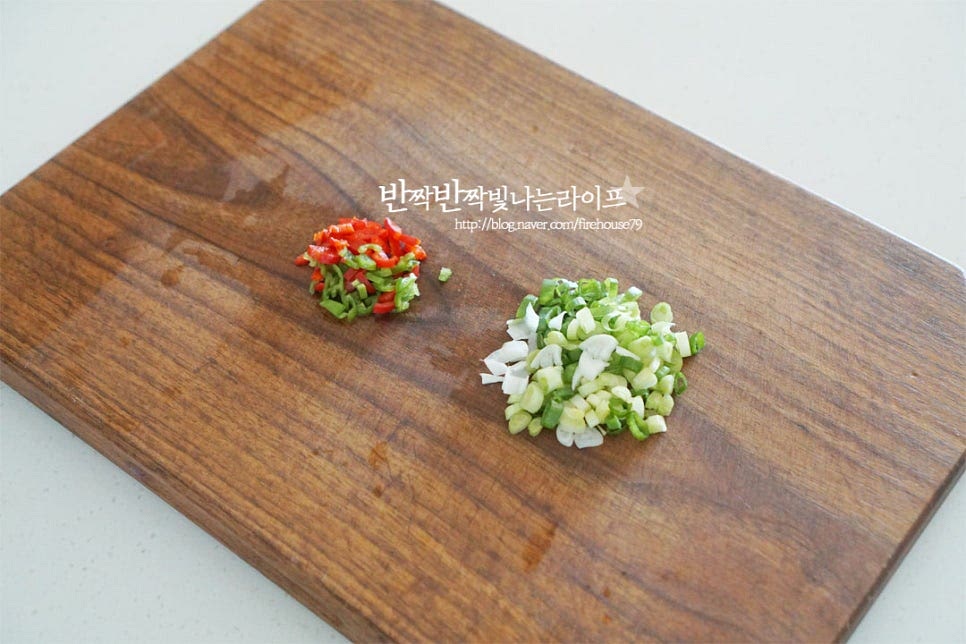 쪽파와 고추는 잘게 송송 썰어줍니다. 매운맛 기호에 따라 청양고추를 넣어주세요. 매콤한 맛이 더해지면 기름에 구운 가지전의 느끼함을 잡아주어요. 잘게 썬 채소와 함께 양조간장 3 큰 술, 고춧가루 1/2 큰 술 다진 마늘 1/2 큰 술, 매실액 1 큰 술 사과식초 2/3 큰 술, 참기름 1 큰 술 통깨 약간, 알룰로스 약간 넣고 잘 섞어줍니다. 간은 입맛에 맞게 더해주세요. 전에 찍어 먹는 간장소스는 식초가 약간 들어가면 산뜻하게 어울려요. 여러가지 부침개 간장 양념으로 활용하시면 됩니다. 뜨거울 때 바로 구워서 먹는 맛이 제맛이죠. 겉은 바삭, 속은 채즙 가득 촉촉 특유의 물컹한 식감이 아닌 겉바속촉의 맛이 고소하답니다. 가지부침개 구우면 금세 사라져요~ 영상도 같이 담았어요. 고소한 맛과 식감의 가지전 만들기 온가족이 좋아하는 반찬이랍니다. 제철 채소를 활용하여 간단하게 만들기 좋으며 달걀없이 부침가루로 구워내면 튀김같이 맛볼 수 있어요. 가지전 만드는 법 맛있게 요리해 드세요^^ 끄읕 !