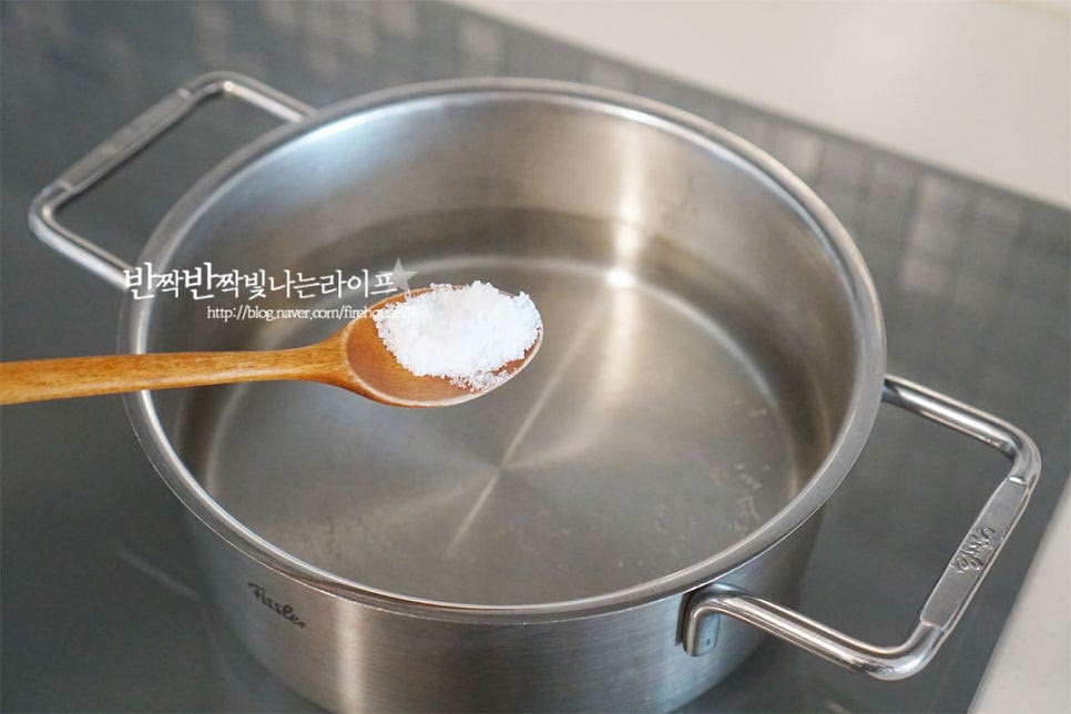 얼갈이 같은 경우 잎을 가볍게 데친 뒤 간이 스며들 수 있도록 밑간해주어 국을 끓여주는데요. 먼저 잠길 정도로 물을 붓고 끓어오르면 소금 1 작은 술 넣어줍니다. 조금 두꺼운 줄기 부분부터 넣고 데쳐주어요. 오래 데칠 필요 없이 1~2분 내외로 데쳐주어요. 숨이 죽으면 찬물에 헹군 뒤 물기를 꼭 짜줍니다. 그리고 한입에 떠서 먹기 좋도록 5~6cm 길이로 잘라줍니다.