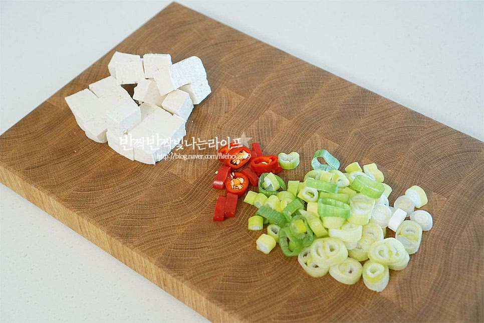 두부는 한 입 크기로 깍둑썰기하고, 대파와 홍고추는 송송 썰어줍니다. 매운맛에 따라 청양고추 넣어도 좋습니다.