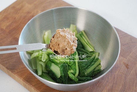 볼에 담은 뒤 된장양념에 버무려 밑간해요. 된장 2 큰 술, 간 마늘 1 큰 술 고춧가루 1/2 큰 술을 넣고 조물조물 버무려주어요. 된장의 염도에 따라 간을 맞추어주세요. 매콤 칼칼한 맛을 더해주기 위해 고춧가루를 넣어주었는데 담백 구수하게 먹고 싶다면 생략해 주셔도 좋아요. 간이 밸 수 있도록 밑간해줍니다. 그럼 간이 스며들고 구수한 맛도 더 깊어진답니다.