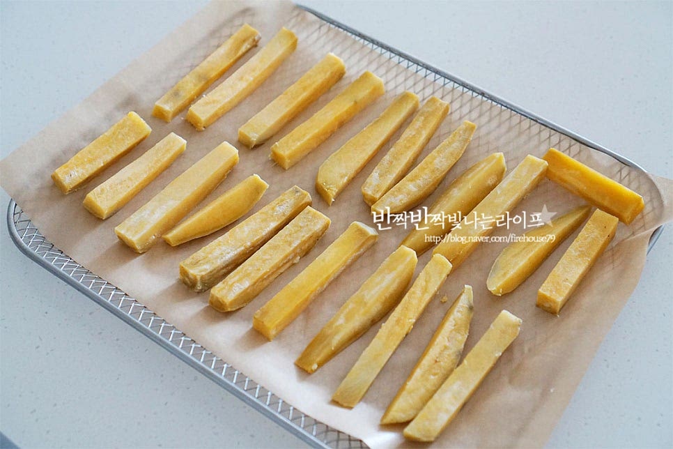바스켓에 일정한 간격을 두고 올려줍니다. 에어프라이어 110~120도 30분, 뒤집어 30분 더 구워줍니다. 구워진 정도에 따라 시간을 가감해 주셔야 딱딱하지 않게 만들 수 있어요. 중간에 확인한 뒤 수분이 더 날아가야 하면 더 구워주시고 온도도 조절해 주세요. 낮은 온도로 수분을 날려준다는 느낌으로 구워주시면 됩니다. 수분이 날아가는 정도를 체크해야 타지 않고 딱딱하지 않아요. 만져보았을 때 겉은 쫀득하게 말라있으면서 속은 적당히 촉촉한 정도가 좋아요. 너무 말라버리면 식었을 때 더 단단해지더라고요. 완전히 식힌 뒤 드시면 쫀득한 식감이 달콤하게 맛나요. 영상도 같이 담았어요. 고구마간식으로 간단하면서 식감과 단맛에 반해 먹게 되는 요리에요. 익힌 뒤 수분을 날려 구워주면 되기 때문에 건강하게 챙겨드시기도 좋고요. 고구마말랭이 만들기 맛있게 만들어 드세요^^ 끄읕 !
