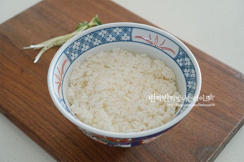 밥을 그릇에 담아줍니다. 덮밥용 밥은 지을 때 다시마 한 조각 올려주면 더 맛있게 드실 수 있어요. 가장자리로 연어를 올려줍니다. 보기에 푸짐하고 먹음직스럽게 담아주시면 더 근사하답니다. 가운데로 양파와 달걀노른자, 무순을 곁들여 주면 초간단 완성입니다. 적당히 간장소스가 스며들어 감칠맛과 부드러움이 어우러진 연어와 밥을 같이 즐겨먹음 별미인데요. 간장이 스며든 밥과 한 숟가락 떠먹으면 부드럽게 녹아든답니다. 양파와 고추냉이는 무조건이고요. 영상도 같이 담았어요. 맛과 영양 가득한 한그릇은 혼밥으로 즐겨먹기도 좋고 사케동 맛집부럽지않게 즐길 수 있어요. 연어장덮밥 만들기 근사하고 맛있게 만들어 드세요^^ 끄읕 !