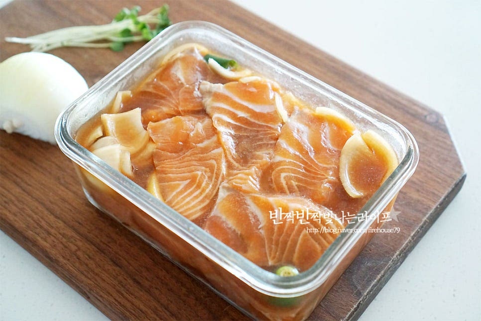 연어장과 밥만 있으면 맛있게 즐길 수 있는 요리입니다. 연어장레시피도 같이 참고해 주세요. 고명으로 곁들일 무순은 씻어 물기를 제거하고, 양파는 얇게 채를 썰어줍니다. 아삭아삭한 양파가 정말 잘 어울리니 꼭 같이 곁들여 드셔보세요~ 양파는 찬물에 담가 매운맛을 제거하여 줍니다.