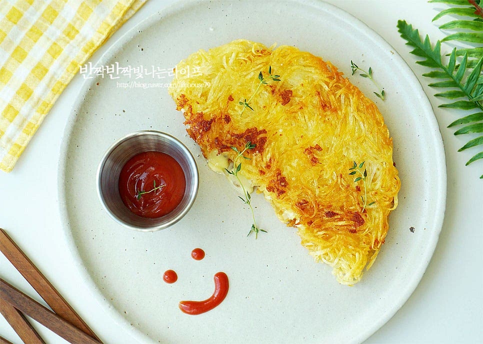 뜨거울 때 바로 먹어야 제맛이라 케첩을 곁들여 완성했습니다. 감자전 만드는 방법 중에서도 간단하고 바삭하게 맛볼 수 있어 언제 먹어도 맛있어요. 아이들과 먹기도 좋은 재료의 조합이라 한번 만들어 먹으면 또 요리하게 된답니다. 소금에 절인 뒤 물기를 제거하면 전분가루 없이도 겉바식감이 맛있습니다. 맛있게 만들어드세요. 끄읕 !