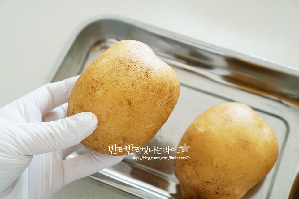 한 손에 넉넉하게 잡히는 정도의 크기의 감자 2개를 준비했습니다. 대략 2~3개 정도로 만들면 2장 정도 구울 수 있습니다. 감자는 겉의 흙을 흐르는 물로 문질러 세척한 뒤 껍질을 깎아줍니다.