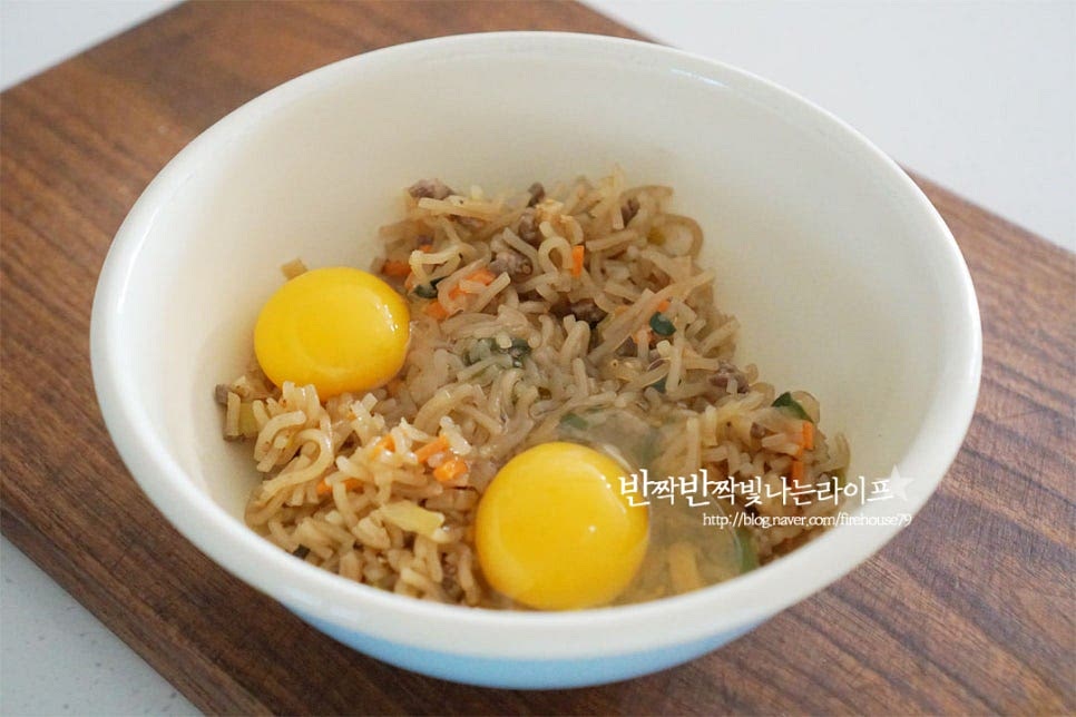 볼에 잘게 썬 재료와 달걀 2개를 넣어줍니다. 계란과 재료가 어우러지는 농도로 양에 따라 달걀은 가감해 주셔도 좋아요. 재료가 어우러지도록 잘 섞어요. 이미 간이 된 것이라 따로 양념을 추가하지 않았는데 간을 간간하게 드신다면 소금 약간 넣어주셔도 됩니다. 저는 넣지 않아도 간이 잘 맞았어요.