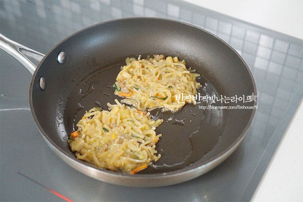 달군 팬에 식용유를 약간 두르고, 계란 반죽을 동그랗고 넓게 올려줍니다. 얇게 모양을 잡아주셔야 반으로 접어 모양을 내기도 좋고 고르게 익어요. 중불로 굽다가 가장자리부터 노랗게 익어가기 시작하면 반으로 접어 반달 모양을 만들어 줍니다. 앞뒤로 뒤집어 노릇하게 구워줍니다. 초간단 완성입니다. 바로 구워서 뜨거울 때 먹음 고소한 맛과 함께 탱글탱글한 당면식감이 맛있어요. 밀가루를 넣어 만드는 게 아니라 마치 만두 모양이지만 전처럼 하나씩 집어먹기도 좋고요. 영상도 같이 담았어요. 냉장고에서 차갑게 식었던 음식에 달걀옷을 입혀주기만 했는데 갓 만든 뜨끈한 메뉴가 되었어요. 간단간식 만드는 법 손쉽고 맛있게 즐길 수 있어요. 계란만두 맛있게 만들어 드세요^^ 끄읕 !