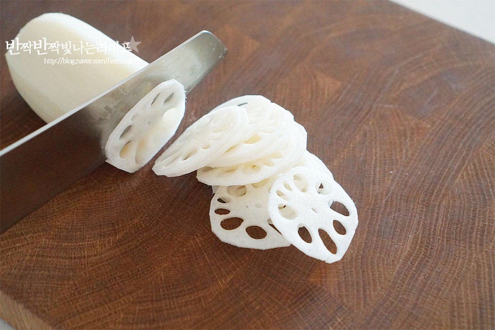 일정한 두께로 얇게 슬라이스해줍니다. 채칼을 사용해도 좋으며 일정하게 썰어야 고르게 익히기도 좋습니다. 단단한 식재료이니 손이 다치지 않게 손질하여 주세요. 칼로 얇게 썰어서 준비했습니다. 연근칩은 두께가 얇아야 더욱 바삭하고 고소하여 과자같이 먹을 수 있어요.