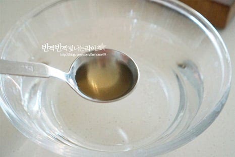 넉넉한 크기의 볼에 재료가 잠길 정도로 물을 붓고 식초 1 큰 술, 소금 1 작은 술을 넣고 잘 섞어 녹여줍니다. 흙내와 아린 맛을 잡아주고 갈변현상을 막아줄 수 있도록 10분 정도 담가줍니다. 10분 뒤 흐르는 물에 헹군 뒤 채반에 밭쳐 물기를 털어줍니다. 바삭한 식감을 살리기 위해 키친타월에 올려 수분을 꼼꼼하게 제거해 줍니다.