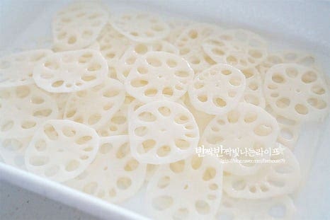 넓게 펼쳐 올린 뒤 소금 2~3꼬집을 흩어 뿌려 밑간하고 오일을 뿌려줍니다. 아보카도 오일 스프레이를 사용하여 골고루 뿌려주었습니다. 볼에 담아 버무리거나 비닐팩에 넣고 흔들어 전체적으로 골고루 코팅되도록 해줍니다. 소금 간은 짜지 않게 약간의 감칠맛을 더할 정도로 해주고 요리한 뒤 마지막에 고운 소금으로 간을 더해주셔도 좋습니다.