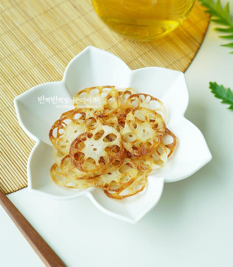 연근칩 만들기 간단하게 완성입니다. 바삭한 식감을 살려 식혀서 한입 먹어보면 바사삭 소리와 함께 담백 고소함이 아이들 간식이나 맥주안주로 곁들이기 좋아요. 에어프라이어 간식 레시피로 간단하게 만들기 좋으며 연근요리 중에서도 아이 어른 모두가 맛있게 먹을 수 있어요. 과자같이 바삭바삭한 맛이라 계속 먹게 되는 맛이랍니다. 재료 본연의 맛을 제대로 맛볼 수 있는 건강한 간식 맛있게 만들어드세요. 끄읕 !