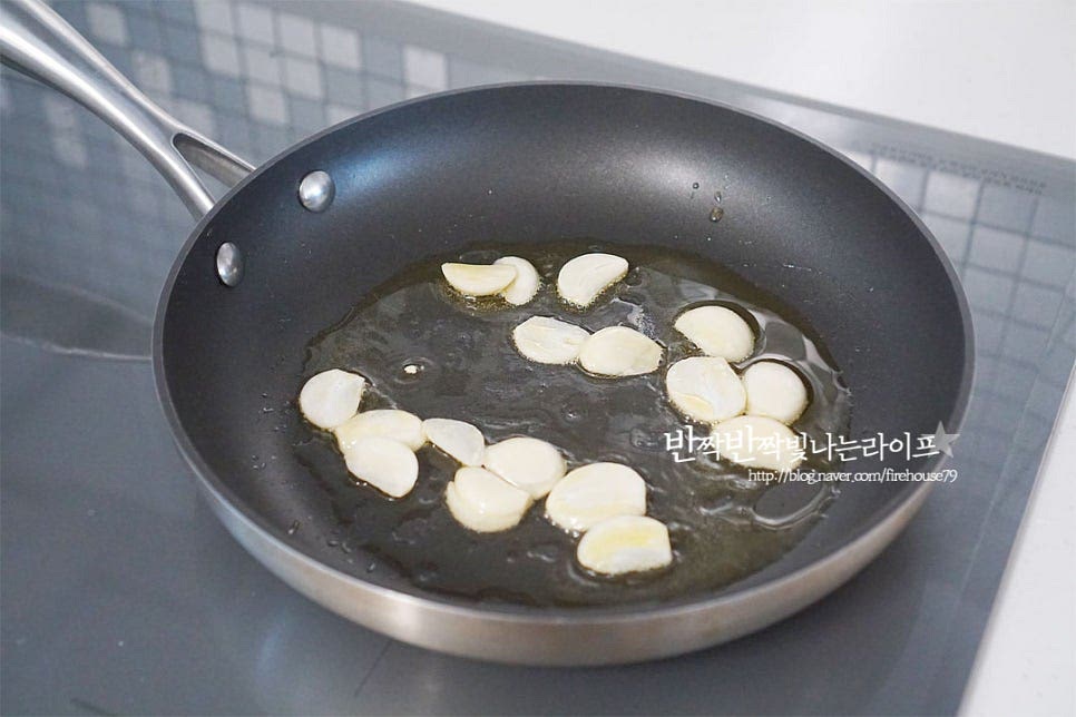 달군 팬에 올리브오일 2 큰 술 두르고 편으로 썬 마늘을 먼저 볶아줍니다. 다진 마늘도 가능하며 다진 것은 타기 쉬우니 불 조절을 해주세요. 마늘의 향긋함이 느껴지면 양파도 같이 넣고 가볍게 볶아줍니다. 양파는 1분 정도 볶고, 새우를 넣어줍니다. 화이트 와인 1 큰 술을 뿌려 비린내를 잡아줍니다. 새우의 겉면이 익으면 베이컨을 넣고 같이 볶아줍니다.