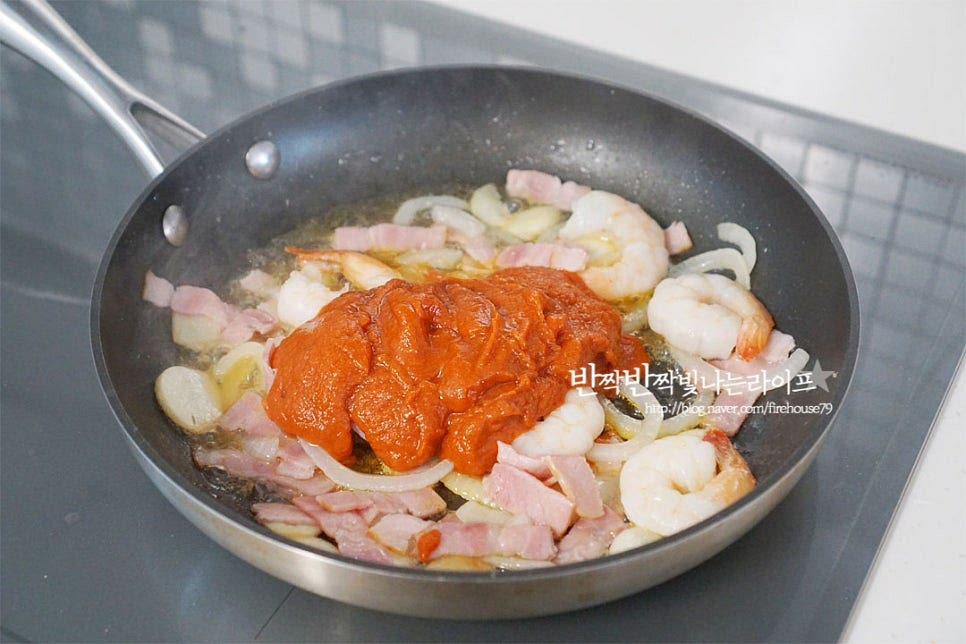 2~3분 정도 볶다가 토마토소스를 넣어줍니다. 앞서 말씀드린 대로 소스의 맛은 조금씩 다르기 때문에 간에 따라 양을 조절해 주시면 됩니다. 방울토마토도 넣고 농도를 맞추어 줍니다. 면수를 약간씩 넣어가며 농도를 맞추어주세요. 소스 농도를 맞춘 뒤 삶은 파스타면을 넣고 볶아줍니다. 파르메산 치즈를 갈아 주고, 후추도 약간 넣어줍니다. 산미가 강한 소스라면 설탕을 약간 넣어주시면 신맛을 잡고 감칠맛을 살릴 수 있습니다. 불을 끄고 1분 정도 두었다가 면이 소스를 흡수하면 그릇에 먹기 좋게 담아줍니다. 길이가 긴 스파게티면은 긴 젓가락으로 돌돌 말아 모양을 잡아주신 뒤 그릇에 담아주시면 먹음직스럽습니다. 그 위로 치즈가루와 바질잎을 올려주어 생기를 더해주었어요. 영상도 함께 담았어요. 토마토스파게티는 산뜻한 풍미의 토마토와 탱글탱글한 새우의 식감이 어우러져 누구나 좋아하는 맛이죠. 면을 삶아 맛나게 만들기까지 간단하게 만들어 맛볼 수 있답니다. 토마토파스타 만들기 기본 요리법을 활용하시어 맛있게 만들어 드세요^^ 끄읕 !