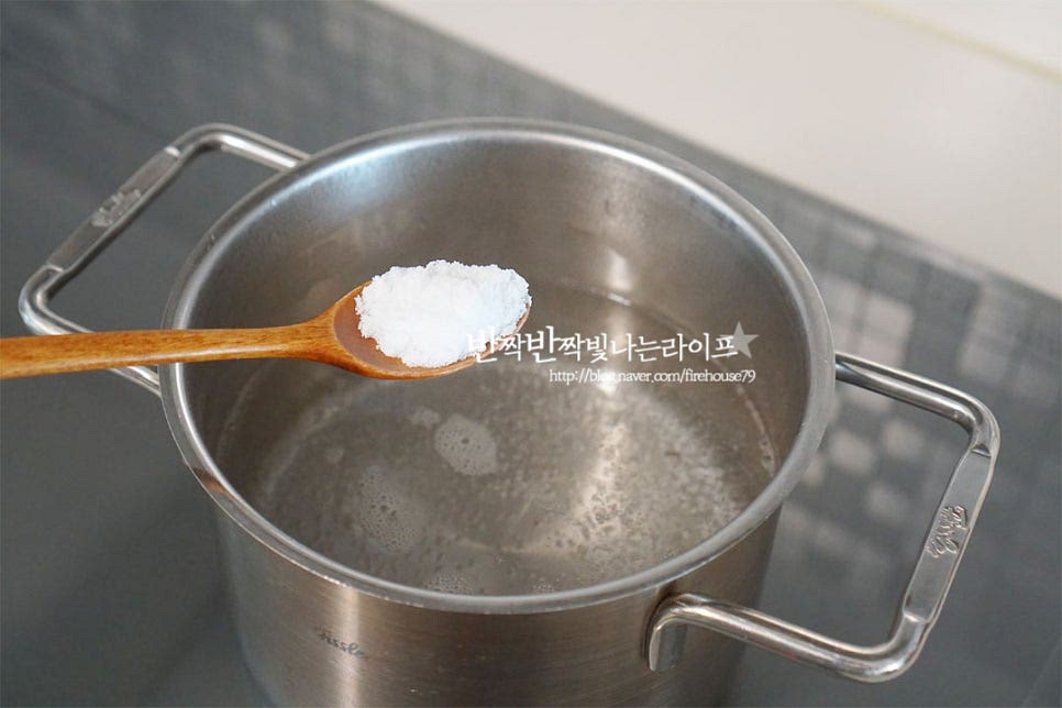 파스타면을 삶아줍니다. 냄비에 물 1L를 넣고 끓으면 소금 10g을 넣어줍니다. 많이 먹는 스파게티면을 준비했어요. 링귀니, 페투치니면등 종류는 입맛에 맞게 넣어주세요. 보통 1인분 기준 면을 100g으로 잡으면 됩니다. 팔팔 끓으면 면을 넣고 삶아줍니다. 면의 식감에 따라 6~8분 삶아주시면 되는데요. 면의 종류마다 시간은 차이가 있어 봉지에 적힌 시간을 참고하시어 소스와 버무릴 것 생각하여 1분 정도 덜 삶으면 됩니다. 삶은 면은 굳지 않도록 올리브오일 약간 뿌려 버무려주고, 면수는 조금 덜어서 담아두고 농도를 조절할 때 넣어줍니다. (면은 헹구지 않습니다.)