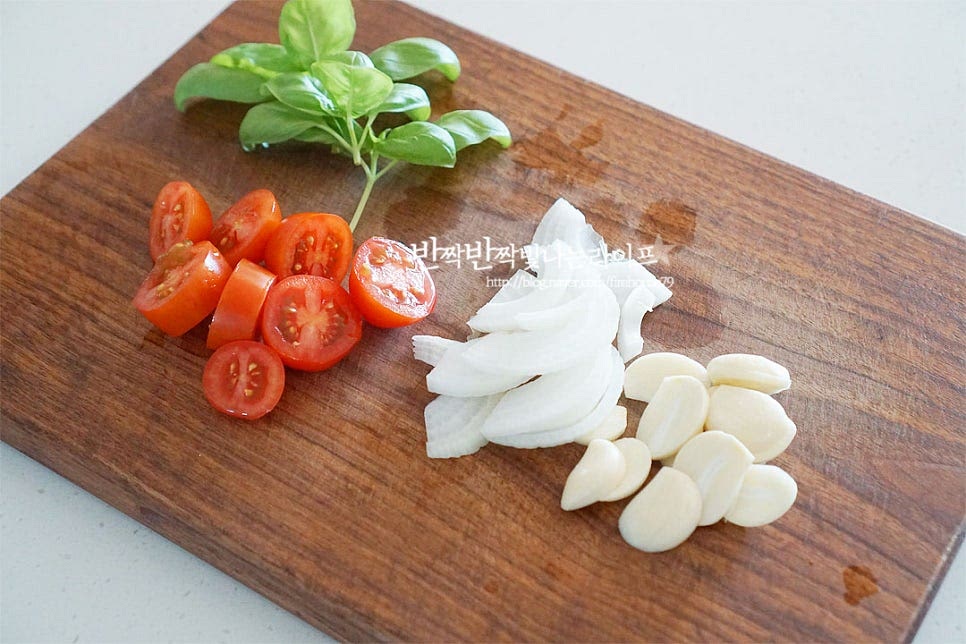 마늘은 편으로 썰고, 양파는 채 썰어줍니다. 방울토마토는 크기에 따라 2~3등분 해 줍니다. 바질 잎은 흐르는 물에 가볍게 씻어 물기를 털어줍니다. 토마토의 풍미를 더해주는 바질과 같은 허브가 들어가면 보기에도 좋고 향긋함도 잘 어울립니다. 토마토 생과를 같이 넣어주시면 식감과 맛이 더 풍부해요. 냉동새우는 해동하여 준비했어요. 손질되지 않은 새우는 머리와 내장을 제거하여 먹기 좋게 손질해 주세요. 베이컨은 한입에 먹기 좋게 채 썰어줍니다. 토마토파스타 만드는법에서 베이스가 되는 중요한 소스는 기호에 맞는 걸로 준비하면 되는데요. 시판용 제품이 다양하기 때문에 농도와 맛에 따라 기본 레시피 양을 참고하시어 조절해 주시면 됩니다.