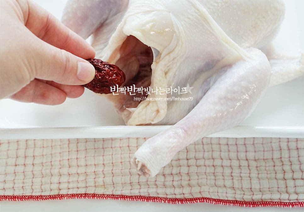 뱃속에 속 재료를 채워줍니다. 대추 2개, 마늘 2쪽을 먼저 목 쪽으로 넣어 목 구멍을 막아준 뒤 다른 재료를 넣어줍니다. 안에 재료를 넣을 때 구멍 부분을 잘 막아주어야 재료가 새어 나오지 않고 깔끔하게 끓여져요. 녹두와 찹쌀도 같이 넣어줍니다. 역시 엉덩이 쪽도 대추와 마늘로 마무리하여 줍니다. 깐 밤이나 은행을 넣을 때 단단한 재료로 마무리해 주는 것도 좋아요. 닭다리 아래 껍질 부분에 칼집을 넣어요. 칼집 부분으로 다리를 넣고 다리를 꼬아 재료가 새어 나오지 않게 모양을 잡아 고정해 줍니다.