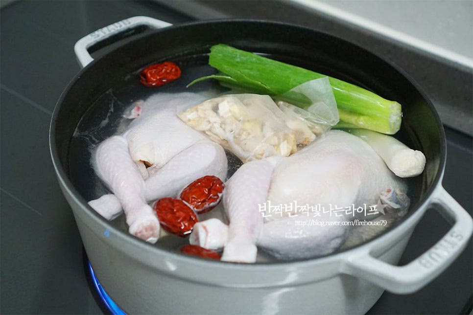 냄비에 손질한 닭과 나머지 대추, 마늘 대파, 한방재료를 넣어줍니다. 물은 닭이 잠길 정도로 넣어주면 되는데 저는 2.5L 정도 넣어주었어요. 닭 뱃속에 넣고 남은 녹두와 찹쌀은 다시 팩을 활용하여 같이 넣고 끓였어요. 녹두삼계탕 안에 닭도 좋아하지만 부드러운 찹쌀과 녹두를 좋아해서 넉넉히 넣고 끓였어요. 이건 기호에 따라 준비해 주심 좋을 것 같아요. 냄비로 40~50분 끓여줍니다. 압력솥의 경우 25~30분 끓여주심 되어요. 센 불로 끓이다가 끓으면 뚜껑을 덮고 중약 불로 끓여주었어요. 재료가 거의 다 익으면 소금, 후추로 간을 하여 마무리해요. 진한 국물이 깊게 우러났어요. 두 마리를 끓였더니 국물이 깊어요. 녹두를 넣어주었더니 색감도 곱고 구수함이 더해져 맛도 좋아요^^ 끓이는법 영상을 같이 보시면 보다 쉽게 따라 만드실 수 있답니다. 야들야들 부드럽고 쫄깃한 고기와 구수한 녹두, 찰진 찹쌀이 진한 국물과 어우러지는 맛은 한 그릇 뚝딱 먹고 나면 든든해요. 더위에도 끄떡없을 것 같은 푸짐하고 든든함 가득입니다. 녹두 삼계탕 끓이는법 여름철 더위를 이길 수 있게 든든하고 맛있게 끓여 드세요^^ 끄읕 ! 닭한마리 레시피도 같이 참고해 주세요.