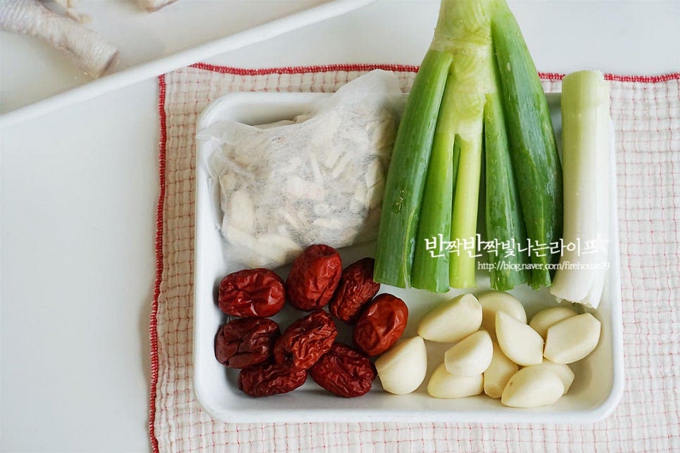 재료를 살펴보면 가장 기본적인 닭과 함께 대추와 마늘을 꼭 준비해 줍니다. 그 외 한방재료는 간편하게 모둠으로 들어있는 걸 활용하시면 집에서 보다 간편하게 끓이실 수 있어요. 녹두는 거피된 걸로 네다섯 시간 불려주었고, 찹쌀은 한 시간 불려주었어요. 녹두는 충분히 불려주어야 부드럽게 먹을 수 있어요. 닭 같은 경우 백숙과 달리 작은 사이즈로 끓이는데요. 보통 400~600g으로 5~6호 닭을 준비해 주심 되어요. 저는 두 마리 준비했어요. 크기가 작기 때문에 두 마리 이상을 고아야 국물이 확실히 더 진하고 깊어요. 삼계탕 닭손질 하는법은 어렵지 않아요. 생닭은 기름기가 많은 부분을 제거하여 손질해 주는데요. 엉덩이 부분의 꼬리와 목부분의 지방을 가위로 잘라줍니다. 가위를 사용하면 보다 간편해요. 날개 끝 뾰족한 부분도 잘라줍니다. 그리고 중요한 게 뱃속 안의 뼈에 붙어 있는 내장까지 꼼꼼하게 제거하여 주는 것이에요. 안에 있는 내장과 이물질을 깨끗하게 제거하여 주어야 누린내를 잡아줄 수 있어요. 꼬리, 목, 날개 끝을 제거하고 내장을 제거할 때는 흐르는 물에 씻어가며 제거해 주면 간편하고 깔끔하게 제거할 수 있어요.