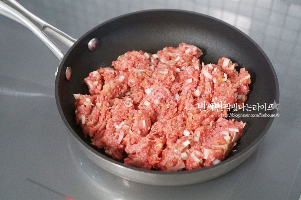 달군 팬에 밑간한 소고기를 올려줍니다. 재료에서 기름이 나오기 때문에 따로 식용유를 두르지 않아도 됩니다. 겉면이 익기 시작합니다. 고기가 뭉치지 않게 풀어가며 수분을 날려 고슬고슬하게 볶아줍니다. 양념이 밸 수 있도록 수분을 날려 노릇노릇 식감이 느껴지도록 볶아주세요. 물기 없이 바싹 볶아야 소분해두고 먹기 좋습니다. 간을 진하게 하지 않아야 다양한 요리에 넣어 활용하기 좋습니다. 간장이나 설탕, 참기름을 메뉴에 따라 첨가해 주세요.