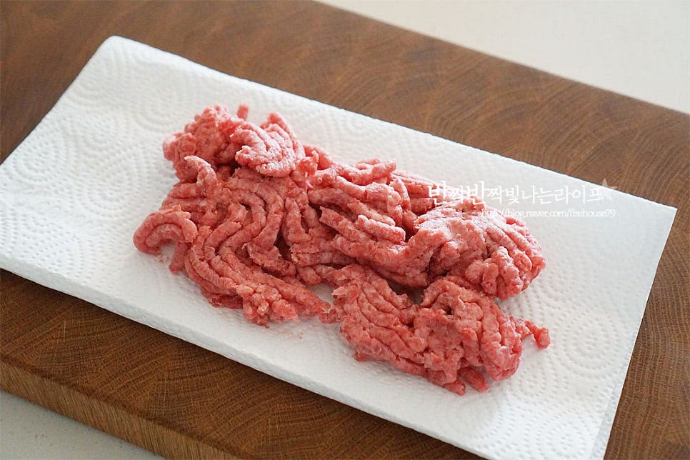 잘게 다진 소고기는 키친타올로 핏물을 제거해 줍니다. 핏물을 제거한 뒤 요리해 주셔야 누린내 없이 고소하게 요리할 수 있어요.