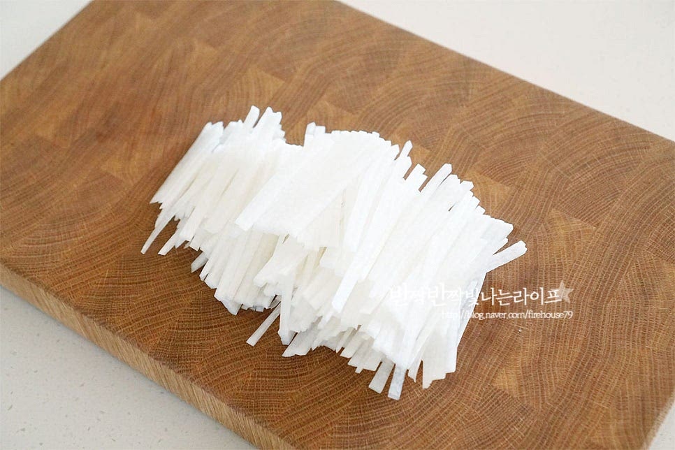 무는 껍질을 벗긴 뒤 곱게 채를 썰어줍니다. 너무 두껍지 않게 어우러지도록 0.4~0.5cm 두께로 채 썰어주었습니다. 무우 채를 볼에 담고 소금 1/2 작은 술, 식초 1/2 큰 술 황설탕 1 작은 술을 넣고 절여줍니다. 무를 절인 뒤 파래무침에 함께 넣어주면 새콤달콤하게 시원한 맛과 아삭아삭하게 씹히는 식감도 잘 어울려요. 절여서 전처리 해주면 물이 생겨서 싱거워지는 것도 막을 수 있고요. 10~15분 절여주면 물이 촉촉하게 생겨있는데요. 면포를 물기를 꼭 짜서 준비해둡니다.