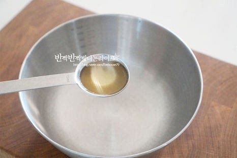 짭조름하게 간을 하거나 깔끔하게 새콤달콤 초무침을 만드는 두 가지 레시피로 보통 많이 만들어 먹곤 하죠. 오늘 알려드리는 조리법은 식초와 설탕을 넣은 새콤달콤한 초무침으로 깔끔한 바다향이 입맛을 돋운답니다. 볼에 식초 2 큰 술, 황설탕 1 큰 술 매실액 1/2 큰 술, 간 마늘 1 작은 술 참치액 1/2 큰 술, 소금 약간 넣어줍니다. 신맛 정도에 따라 식초 양을 조절해 주고, 부족한 간은 소금으로 더해줍니다. 간에 맞추어 양념재료들을 넣어주세요. 설탕이 녹을 수 있도록 잘 섞어줍니다.