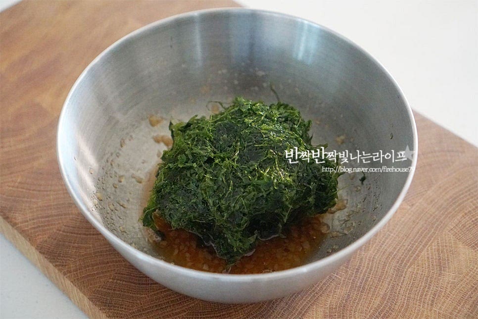 세척해둔 물파래를 먼저 넣고 간이 밸 수 있도록 조물조물 버무려줍니다. 뭉쳐진 것을 살살 풀어가며 무침을 만들어야 골고루 양념이 어우러지며 집어먹기도 좋습니다. 무는 따로 절여주었기 때문에 파래를 버무린 뒤 함께 섞어줍니다. 절인 무우도 넣고 같이 무침 해요. 송송 썬 쪽파와 통깨를 뿌려 마무리 완성해 줍니다. 쪽파 대신 대파나 실파도 좋습니다. 아삭아삭한 무와 향긋한 파래가 새콤달콤한 감칠맛으로 어우러져 맛깔나는데요. 시원하면서 개운한 맛이 별미랍니다. 영상도 같이 담았어요. 요즘 맛이 좋은 물파래의 비린내가 나지 않도록 소금으로 바락바락 문질러 꼼꼼하게 세척한 뒤 새콤하고 달콤하게 절인 무를 넣고 조물조물 버무려 완성하는 파래무침 레시피로 온 가족이 좋아하는 밑반찬 뚝딱입니다. 무우 파래무침 만드는 법 새콤달콤 입맛을 돋우는 레시피로 간단한 겨울 반찬 요리해드세요. 끄읕 !