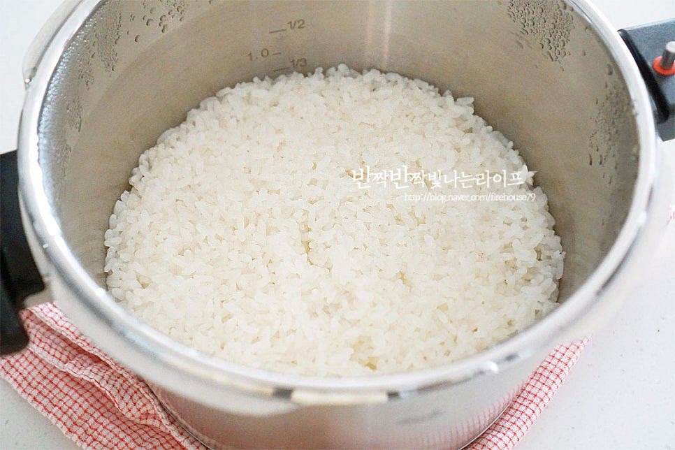 불을 끈 뒤 10~15분 뜸을 들인 뒤 밥솥 안의 압력이 떨어지면 뚜껑을 열어줍니다. 구수한 밥내음이 가득 느껴져요. 윗부분과 아랫부분이 골고루 섞이도록 주걱을 세워서 섞어줍니다. 갓 지은 구수한 냄새와 함께 찰기 있고 윤기나게 완성입니다. 그때그때 먹을 만큼 요리해먹는 것이 맛있는 식사를 즐길 수 있는 방법이며 소분하여 냉장/냉동 보관해야 할 때는 갓 지었을 때 바로 밀폐통에 담아 보관하면 맛있게 데워 드실 수 있습니다. 영상도 같이 담았어요. 쌀을 불린 뒤 1:1 비율로 밥물을 맞춘 뒤 압력밥솥에 넣고 밥짓는법 기본 조리법을 참고하여 쌀과 압력솥의 종류, 사용 중인 화구에 따라 시간을 조절하면 어렵지 않게 식사를 준비할 수 있습니다. 압력밥솥 밥하는법 구수하고 맛있게 요리해드세요. 끄읕 !