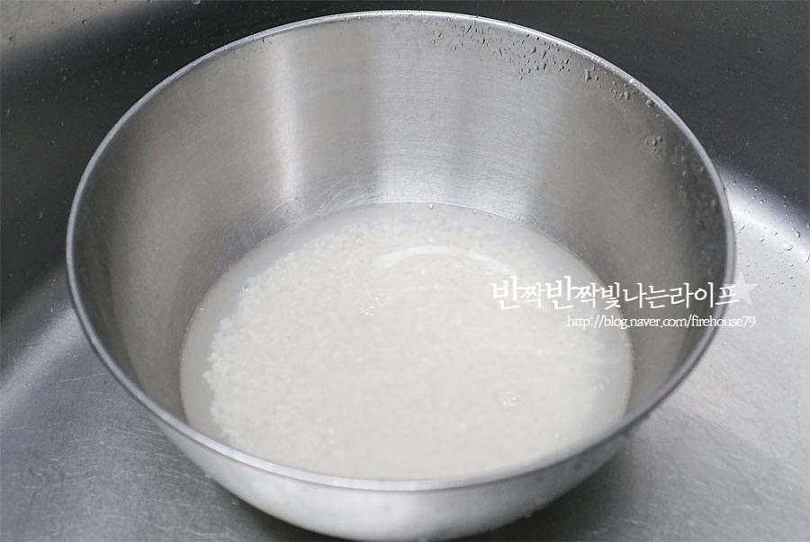 쌀을 먼저 씻어 줍니다. 첫 번째 물을 빠르게 씻어 버리고 두세 번 더 씻어주었어요.