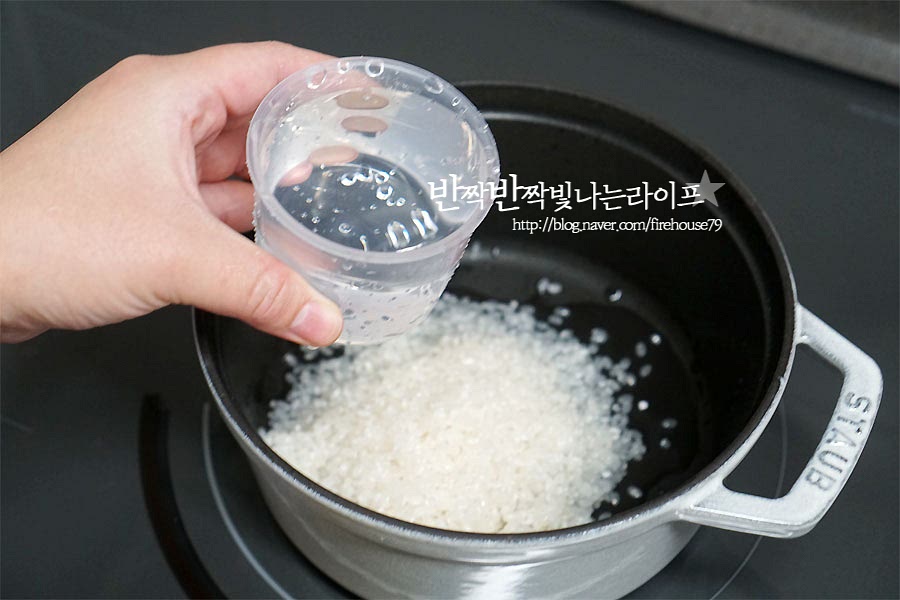 씻은 쌀을 냄비에 담고 물 6컵 정도 부어주었어요. 불리지 않은 쌀이라 물을 넉넉히 넣어주었는데 불린 쌀이라면 5컵 정도 넣어주심 될 것 같아요. 쌀에 비해서 물이 많다 싶지만 끓이다 보면 쌀알이 불리면서 확 줄어들어요. 보통은 죽을 끓일 때 참기름을 두르고 한번 볶아주기도 하는데, 컨디션이 좋지 않아 만든다면 재료만 넣고 그대로 끓여주는 게 좋아요. 중불에서 보글보글 끓을 때까지 끓여주어요. 처음에는 멀건 쌀뜨물이 끓다가 익어가면서 점점 농축되는 느낌이 들어요. 끓기 시작하고 중간중간 한 번씩 저어주며 중약 불로 낮추어 끓어줍니다. 중간에 보면 점점 알알이 익어가고 있어요. 농도가 많이 걸쭉해지면 약불로 낮추어 계속해서 저어가며 끓여줍니다. 어느 정도 수분이 많을 때는 냄비에 잘 눌어붙지 않지만 걸쭉해지기 시작하면 눌어붙기 쉬워요. 이때부터는 부지런히 저어가며 끓여주어요. 기호에 따라 묽게 드시려면 수분이 어느 정도 있을 때 마무리하고, 조금 더 밥알을 느끼고 싶다면 수분을 많이 날려주어요. 만들어진 흰죽은 식으면 수분을 더 흡수하여 걸쭉해지는데요. 한 번에 많이 끓여서 드실 때는 물의 양을 넉넉히 잡아주거나 조금씩 끓여드시는 게 좋아요. 끓이는법 영상도 같이 담았어요. 흰쌀죽 만들기 정말 간단하죠. 한번 알아두면 내내 쉽게 만들어 드실 수 있어요. 보통 위가 좋지 않거나 장염같이 컨디션이 좋지 않을 때 끓여먹는 한 끼인 만큼 재료 그대로 담백하게 만드는 게 제일이에요. 그냥 먹음 심심하니까 간장 2, 참기름 1, 통깨 약간을 넣고 가장 기본 간장 양념을 만들어 같이 곁들여 드심 됩니다. 약간 넣고 슥슥 버무려 먹음 쌀에서 느껴지는 구수함과 간장 양념의 고소함이 잘 어울려요. 흰죽 끓이는법 쌀에 물을 넣고 부드러워질 때까지 끓여주면 부담 없는 한 끼로 딱이에요. 참고로 쌀 1컵으로 두 그릇 정도 담아 먹었어요. 든든하게 챙겨드세요. 끄읕 !