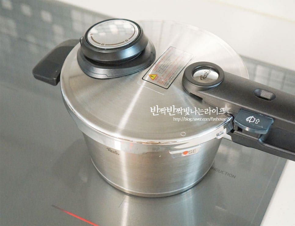 쌀과 밥물을 맞추었다면 뚜껑을 닫아줍니다. 사용 중인 압력밥솥의 종류에 따라 결합이 잘될 수 있도록 확인하여 주세요. 압력밸브 설정이 필요하다면 종류에 맞게 조절하여 주세요. 센 불에서 먼저 끓여줍니다. 사용 중인 인덕션 기준(0~9) 8로 설정했으며 가스불로 조리할 때는 화구 불꽃이 바닥면을 넘지 않도록 해야 눌어붙지 않게 밥을 지을 수 있습니다. 센 불로 끓이다 보면 추가 돌거나 또는 압력밸브가 상승하는데요. 압력밸브가 상승하기까지 대략 4분 정도 소요되었습니다. 양에 따라 시간은 달라집니다. 그럼 약불( 1단계)로 낮추어 3~5분 뒤 불을 꺼줍니다. 저는 불린 쌀 같은 경우 4분, 불리지 않았다면 5분 요리해 줍니다.
