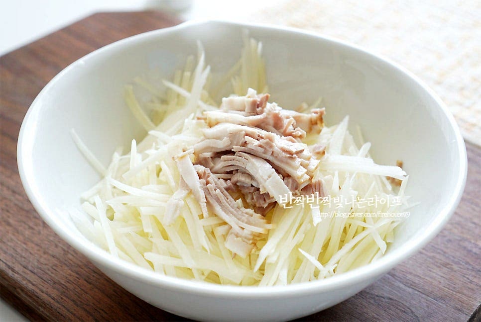 큰 볼에 감자채와 베이컨을 넣어요. 간은 맛소금으로 해주는데요. 베이컨이 짭조름하기 때문에 많이 넣을 필요 없이 살짝만 넣어주었어요. 부족한 간은 굽고 나서 소금을 약간 뿌려주어도 되고요. 재료가 잘 어우러지도록 버무려 반죽을 만들어줍니다.