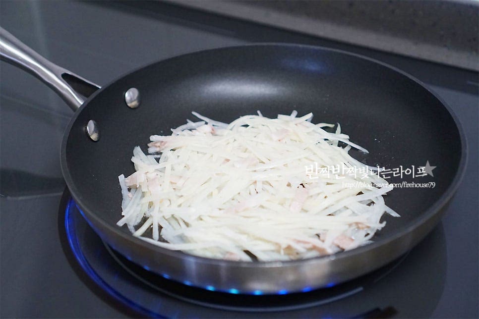 달군 팬에 식용유 3숟가락 넉넉히 넣고 반죽을 한주먹 넉넉히 올려 동그랗게 펼쳐줍니다. 한쪽 면을 먼저 구워준 뒤 익으면 뒤집어 줍니다. 불을 중약 불로 줄인 뒤 가운데 동그란 구멍을 두 개 만들어요. 백파더 감자채전이 특별한 게 바로 이 구멍에 달걀을 넣고 구워주는 것인데요. 색다른 스타일이죠^^ 동그란 구멍으로 달걀을 넣어줍니다. 가장자리로 슬라이스치즈와 피자치즈 토핑을 해줍니다. 토핑을 하는 과정은 불을 끄고 하셨다가 익힐 때 다시 불을 켜셔도 되고, 저와 같이 약불로 낮추어도 되어요. 재료가 골고루 익을 수 있도록 뚜껑을 덮고 1분 30초 정도 둡니다. 계란의 익은 정도를 취향에 맞게 조절하심 되어요. 치즈가 완전히 녹고 맛깔나게 구워졌어요. 보기 좋은게 먹기 좋다고 파슬리 가루와 후추를 약간 뿌려 플레이팅 했답니다^^ 백종원감자채전 맛은 보장되어 있고요~ 만들기 영상을 같이 보시면 조금 더 쉽게 따라 만드실 수 있답니다. 노른자 톡 터뜨려 먹음 고소해요. 백종원님은 방송에서 케첩을 곁들이던데 기호에 따라 먹음 좋을 것 같아요~ 가장자리는 바삭하면서도 속은 부드럽고 쫀득한 게 치즈까지 올리니 맛있어요. 백파더 감자채전 만들기 재료의 고소한 풍미가 어우러져 든든하고 맛있답니다. 간식이나 브런치, 식사 대용으로 딱 좋은 메뉴가 아닌가 싶어요. 맛깔나게 만들어 드세요^^ 끄읕 ! 쫀득한 감자전 만들기도 같이 참고해 주세요.