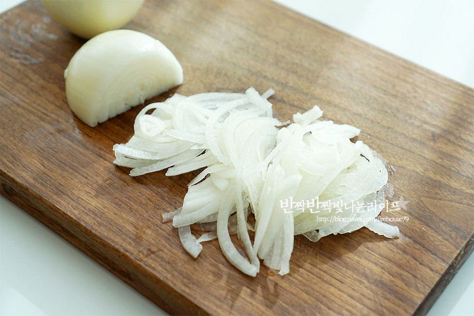 양파는 얇게 슬라이스하여 줍니다. 두꺼운 것보다 얇아야 아삭한 식감이 더 맛깔나는데요. 얇게 써는 게 어렵다면 채칼을 사용하셔도 좋습니다. 모양은 반달 모양을 살려주시면 고깃집 비주얼이에요~ 아삭함을 살리고 매운맛을 제거해 주기 위해 차가운 생수세 식초 약간 희석하여 양파를 5~10분 정도 담가둡니다. 가볍게 헹구어 준 뒤 체에 밭쳐 물기를 탈탈 털어줍니다. 곁들일 부추도 먹기 좋게 썰어줍니다. 기호에 따라서 청양고추를 얇게 썰어서 넣어도 맛있어요~