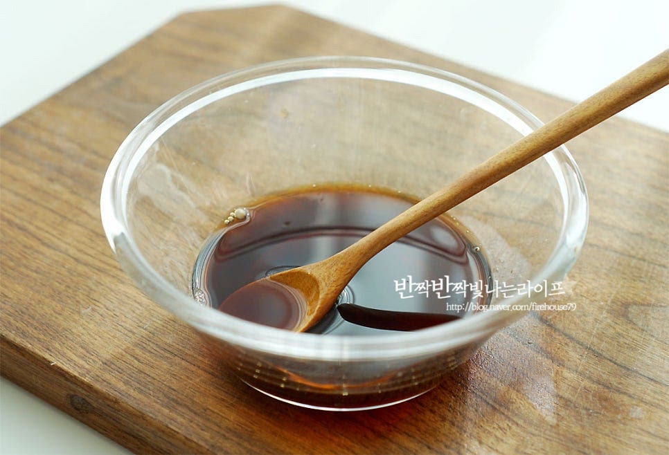 양파초절임 소스를 만들어요. 간장 4숟가락, 식초 2숟가락 황설탕 1.5~2숟가락, 매실청 1숟가락 물 3숟가락, 겨자나 와사비 약간 을 넣고 설탕이 녹을 정도로 섞어줍니다. 새콤달콤한 맛이 어우러져야 해서 간을 보고 설탕과 식초는 가감하여 줍니다. 겨자나 와사비를 더해주면 보다 개운하면서 알싸한 맛이 매력있어요. 입맛에 따라 양을 조절합니다. 바로 버무려 식탁 위에 올려도 되고 외식하는 기분을 내기 위해 소스 그릇에 담아 양파와 따로 준비해 준 뒤 먹을 만큼 덜어먹어도 좋아요~ 적당히 곁들여 버무려 먹음 아삭하고 새콤달콤한 게 고기랑 찰떡같이 잘 어울린답니다^^ 부추를 같이 담아주니 색감이 보다 먹음직스럽고요. 씹히는 향도 좋아요. 영상을 같이 보시면 만드시는 데 도움이 된답니다. 양파는 고기 특유의 느끼함을 잡아주어 쌈장이나 참기름과 또 다르게 산뜻함을 더해주는 사이드라 간단하게 만들어 같이 먹기 참 좋아요. 바로 구운 육즙 가득한 고기 한 점 같이 곁들여 먹음 말이 필요 없어요~ 양파초절임 고깃집 양파절임 소스 스타일로 집에서 고기를 구워 먹거나 할 때 같이 곁들이면 딱이랍니다. 고기상에 참 잘 어울리는 것 같아요. 맛있게 만들어 드세요^^ 끄읕 !