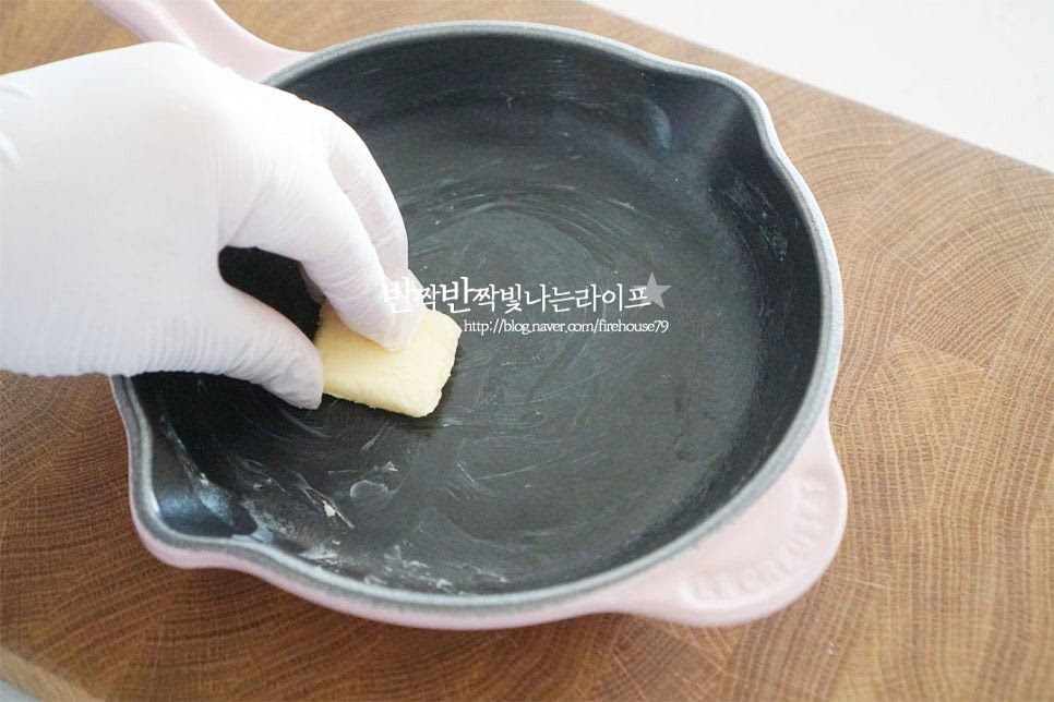 버터 1 큰 술을 용기에 발라줍니다. 백종원 레시피에서는 은박 도시락에 넣고 만들어 식당에서 맛보던 것을 요리했는데요. 저는 에프 사용이 가능한 용기에 만들었습니다. 전체적으로 골고루 발라준 뒤 남은 버터는 그대로 넣어둡니다.