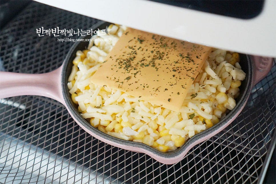 콘치즈만드는법은 프라이팬, 전자레인지 에어프라이어, 오븐과 같은 조리도구에 따라 치즈를 녹여 익히는 방법이 여러 가지인데요. 오늘은 에프로 맛을 내어보았답니다. 180도 10분 구워줍니다. 기기의 사양에 따라 온도와 시간은 조절하여 주고, 중간에 익어가며 녹은 정도를 확인해 주세요. 점점 윗부분이 녹으면서 고소한 냄새가 가득 느껴져요. 겉은 노릇하고 고소하게, 속은 촉촉하고 톡톡 터지는 식감이 부드럽게 맛있게 구워졌답니다. 에프나 오븐에 구워주면 색감이 더 먹음직스러워요. 굳지 않도록 따뜻하게 먹어야 맛있어요. 저와 같이 열 보존이 잘 되는 용기에 요리하면 더욱 맛나게 맛볼 수 있답니다. 체더도 같이 올려주었더니 진한 풍미와 색감이 맛깔나게 완성입니다. 영상도 같이 담았어요. 물기를 제거한 옥수수를 마요네즈 양념에 버무려 버터 바른 용기에 치즈와 같이 넣고 에어프라이어로 구워주는 초간단 레시피로 누구나 쉽게 만들어 맛볼 수 있어요. 식감은 물론 단맛과 고소한맛이 입맛 돋우게 어우러지는 요리에요. 콘치즈만드는법 톡톡 터지는 달콤함에 고소함을 더해 맛있는 별미로 즐겨보세요. 끄읕 !